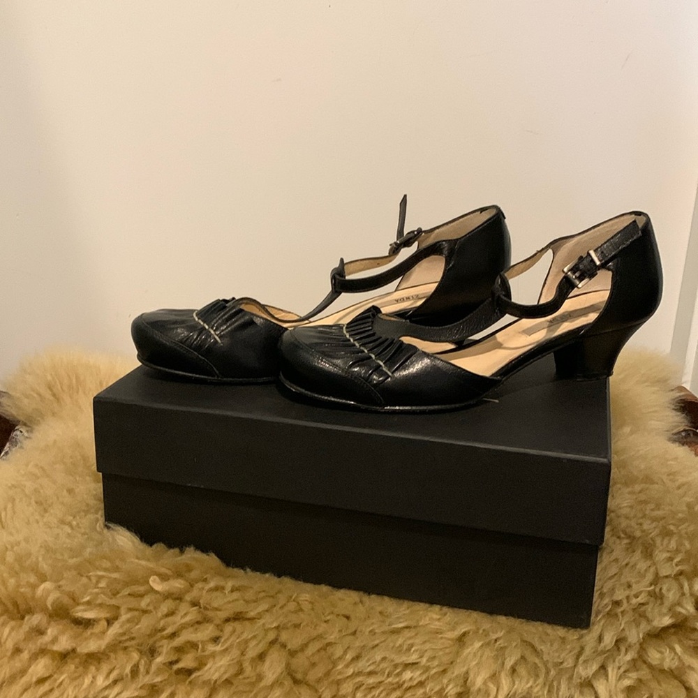 Zinda Mary Jane T-strap style black leather shoes made in Spain. Sz 38. EUC.